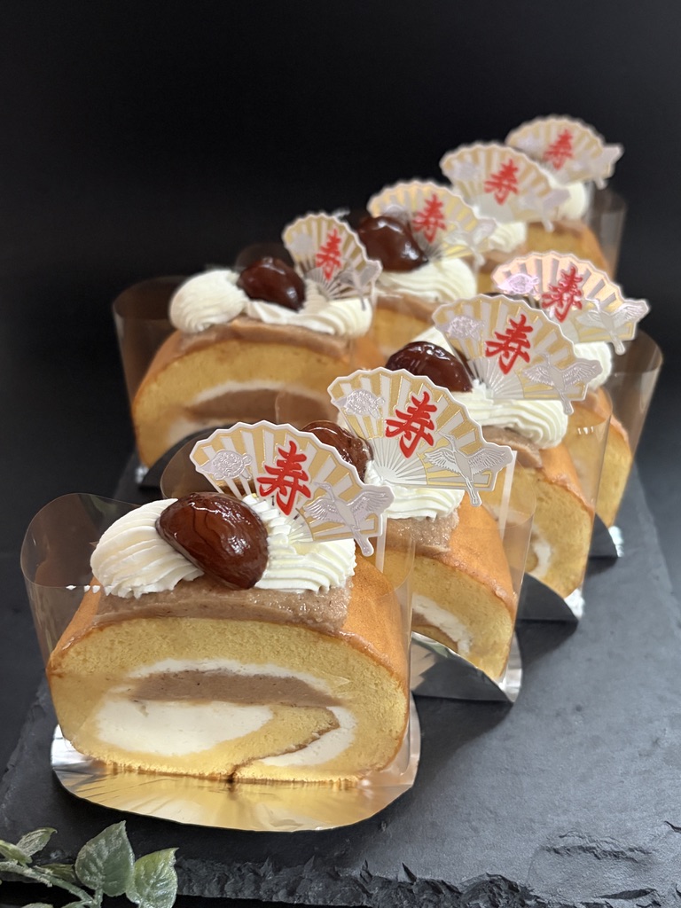 敬老のお祝いの栗のロールケーキ